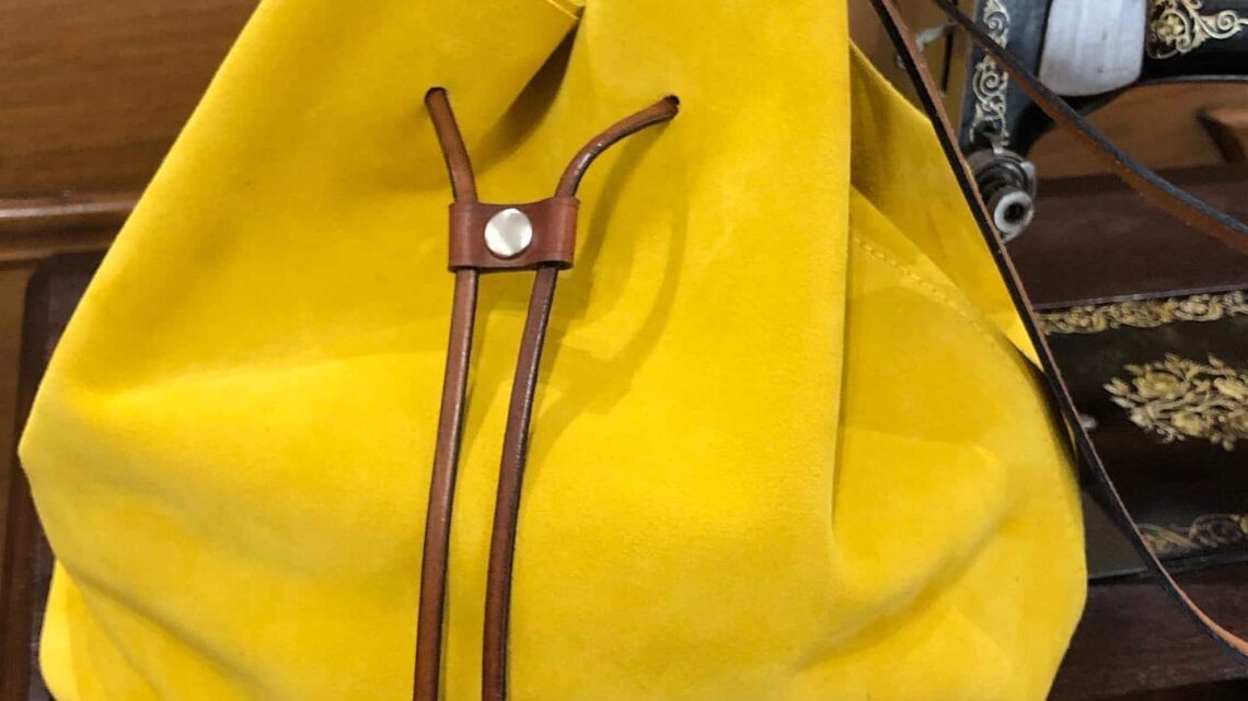 La bandoulière large : l’accessoire qui réinvente le sac