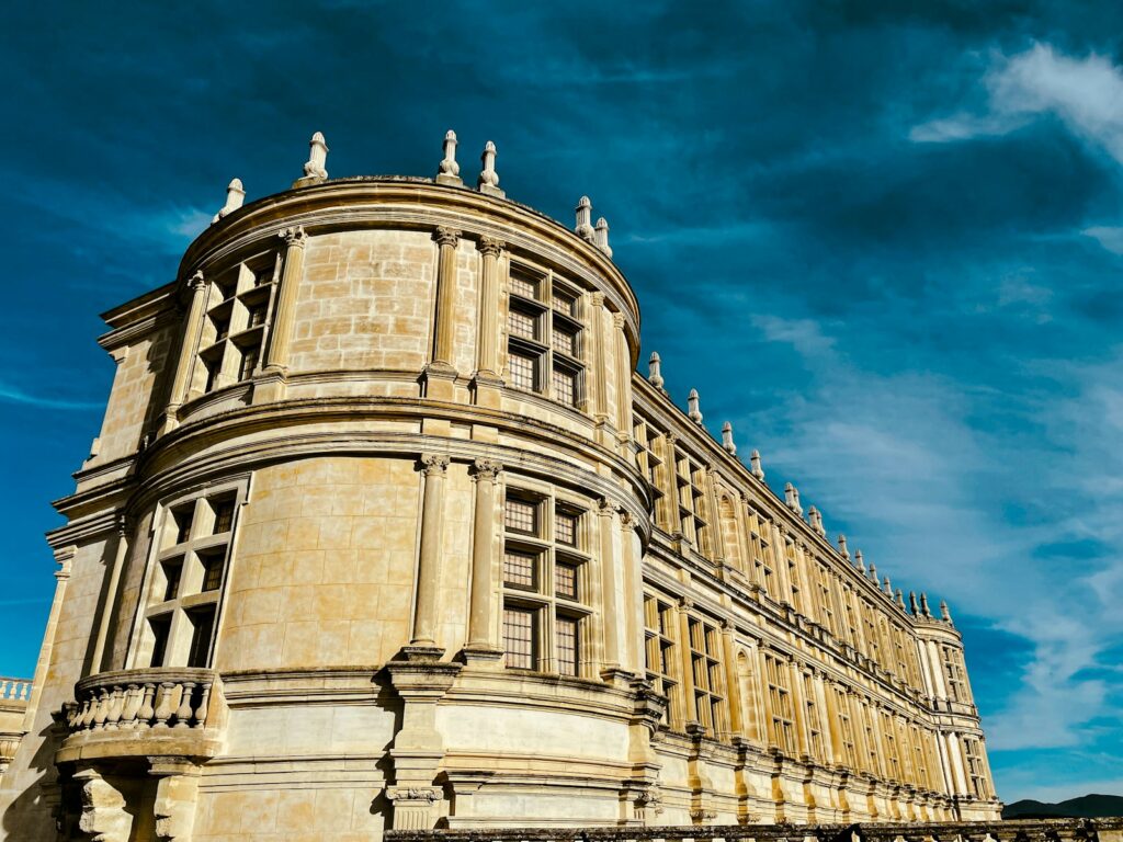 un grand bâtiment avec des statues au sommet