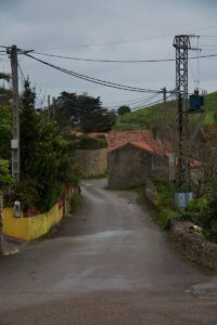 une route vide avec des lignes électriques au-dessus